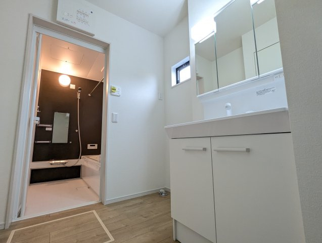 日立市大久保町　1期の独立洗面台|洗面台朝の身支度には欠かせない独立洗面化粧台～洗面隣にはリネン庫があり収納豊富です。