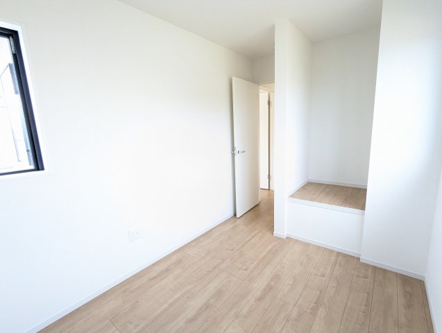 日立市大久保町　1期の洋室|お子様の成長にも対応でき窓の位置が高いので子供部屋に適しています。マイホームだからこその喜び。