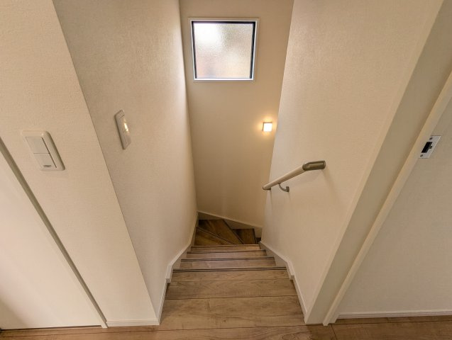 日立市大久保町　1期の内装|窓付きの階段は明るく、手すり付きで小さなお子様でも安心です