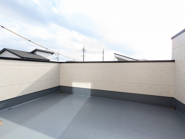 日立市大久保町　1期のバルコニー|暖かな日差しのふりそそぐ広々ルーフバルコニー、たくさんの洗濯物が干せます～