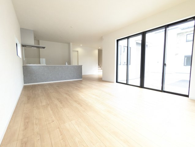 日立市大久保町　1期の居間・リビング|木のぬくもりを感じるキッチンカウンター。大きな窓があり陽射しが差し込みます。お子様の目を離すことなく片付け・お料理ができ安心です。