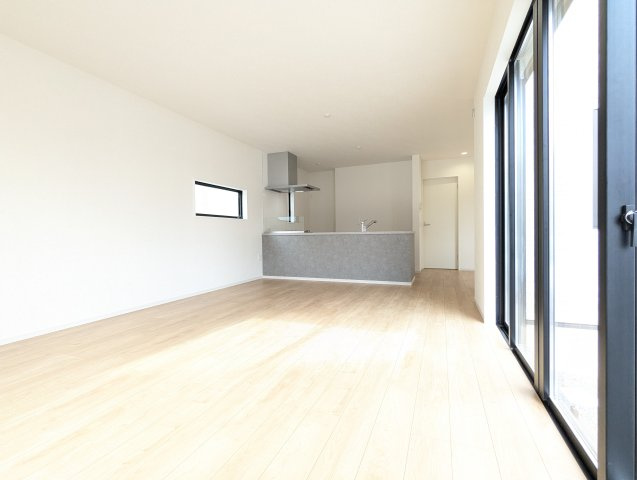 日立市大久保町　1期の居間・リビング|大きな窓があり陽射しが差し込みます。お子様の目を離すことなく片付け・お料理ができ安心です。