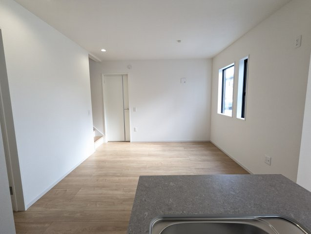 日立市大久保町　1期の居間・リビング|家族との会話を楽しみながらお料理が楽しめる対面式キッチン～！！ご家族との絆も深まりますね～