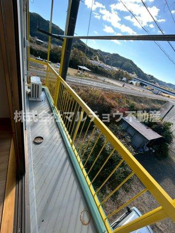 コーポ五月のバルコニー|開放的で明るい空間を演出してくれるバルコニーです