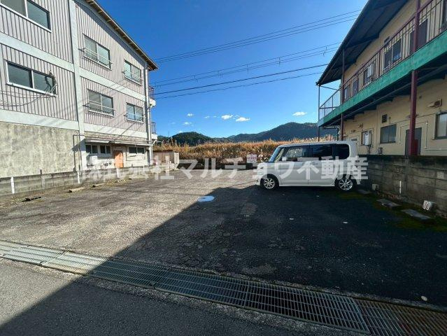 コーポ五月の駐車場|車をお持ちの方に嬉しい駐車場付きの物件です