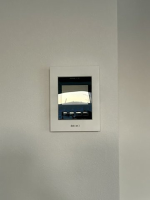 【セキュリティ】 | グリーンパーク六木2 | 【モニターホン】誰が来たかすぐにわかるカラーモニター付きインターホン。通話ボタンを押すまでは室内の音は漏れていませんので相手を確かめてから応対できます。