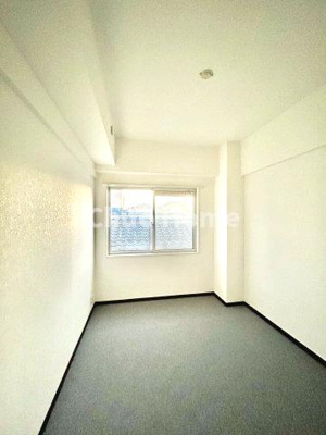 【寝室】 | グリーンパーク六木2 | 【寝室】心と体をゆったりと安らげる主寝室。寝室のゆとりが大きい分だけ、暮らしの安らぎは深まります。一日の疲れを癒すだけでなく、ご夫婦の親密な語らいを紡ぎ出します