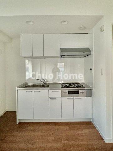 グリーンパーク六木2のキッチン|ワイドで収納豊富なシステムキッチン