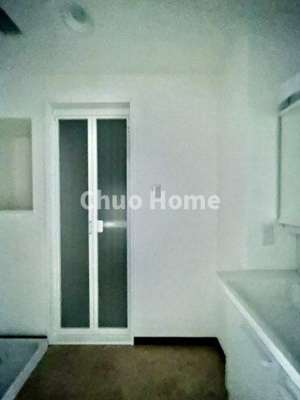 【脱衣所】 | グリーンパーク六木2 | 【洗面所】明るい洗面所は朝をすっきりさせてくれる空間です。バタバタしている忙しい朝でも収納が多い洗面台では短い時間で効率良く支度ができます。