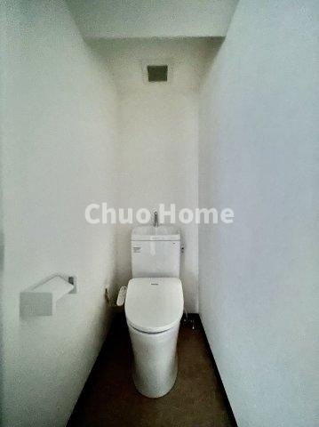 グリーンパーク六木2のトイレ|【トイレ】 収納スペースをしっかりと確保した温水洗浄便座機能付きトイレ。温水洗浄便座は清潔にお使いいただくための大切なアイテムです。