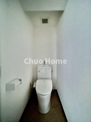 【トイレ】 | グリーンパーク六木2 | 【トイレ】 収納スペースをしっかりと確保した温水洗浄便座機能付きトイレ。温水洗浄便座は清潔にお使いいただくための大切なアイテムです。