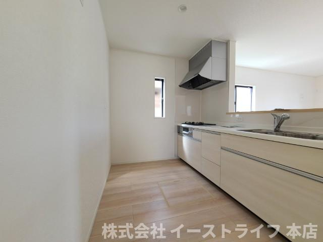 【新築戸建】　いわき市錦町第31　ラスト1棟！のキッチン|1号棟写真　対面式キッチンなので、リビングルームにいるご家族の様子を見ながら調理ができ、小さなお子様がいるご家庭でも安心です。