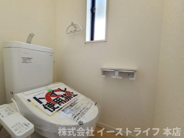 【新築戸建】　いわき市錦町第31　ラスト1棟！のトイレ|1号棟写真　落ち着いた色調のトイレで、温水洗浄機能付き便座です