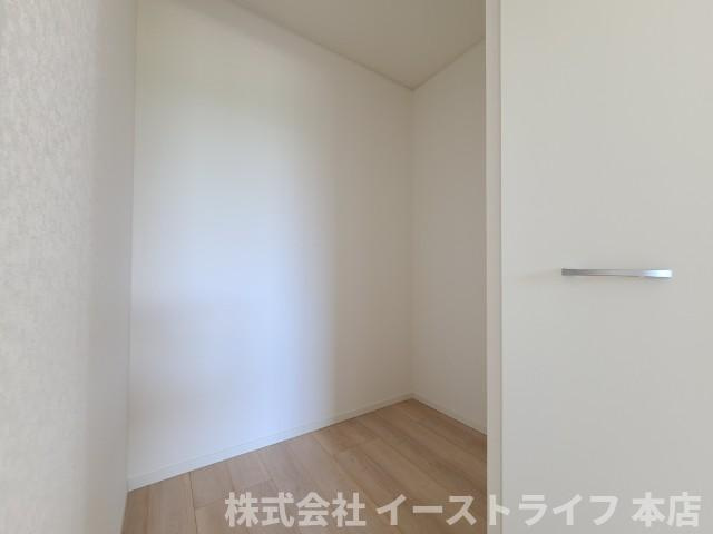 【新築戸建】　いわき市錦町第31　ラスト1棟！の収納|1号棟写真　ウォークインクローゼットは衣類はもちろん、スーツケースなどの大きなものも収納できます。他にもタンスなどを設置するなど様々なものを置くことができるのが魅力です。