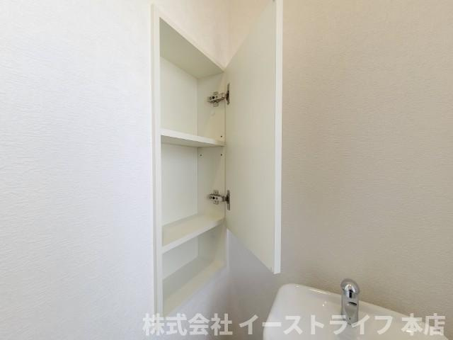 【新築戸建】　いわき市錦町第31　ラスト1棟！のトイレ|同社施工イメージ　トイレットペーパーなどを収納できる棚が備え付けてあるので大変便利です！