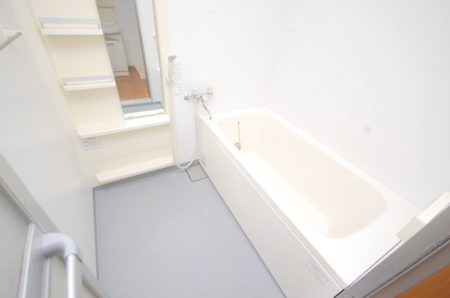 【浴室】 | エクセルステージ・相田戸建（一部エクセルステージ駐車場） | 202号室（2LDK）清潔感のある浴室