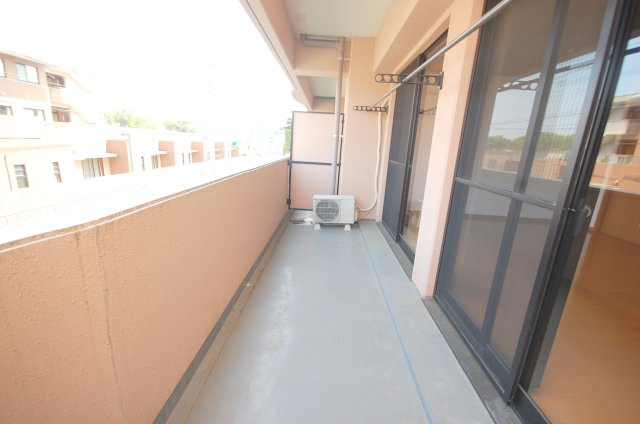 【バルコニー】 | エクセルステージ・相田戸建（一部エクセルステージ駐車場） | 202号室（2LDK）広いベランダで大家族の洗濯物も◎