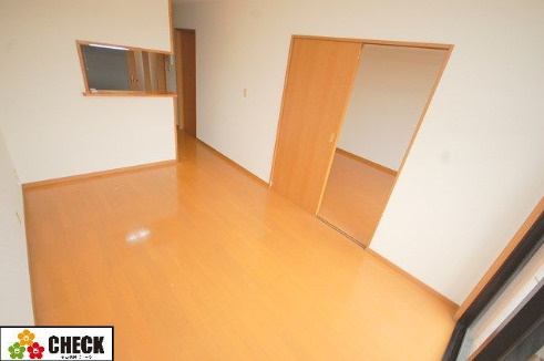 【居間・リビング】 | エクセルステージ・相田戸建（一部エクセルステージ駐車場） | 401号室（3DK）カウンターキッチン