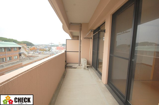 【バルコニー】 | エクセルステージ・相田戸建（一部エクセルステージ駐車場） | 401号室（3DK）広さのベランダで洗濯物も一気に干せます