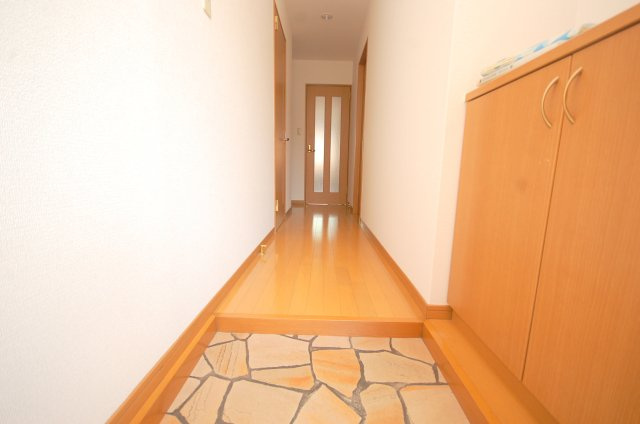 【玄関】 | エクセルステージ・相田戸建（一部エクセルステージ駐車場） | 202号室（2LDK）シューズボックス付き