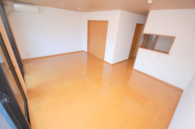 【居間・リビング】 | エクセルステージ・相田戸建（一部エクセルステージ駐車場） | 202号室（2LDK）十分な広さのリビング