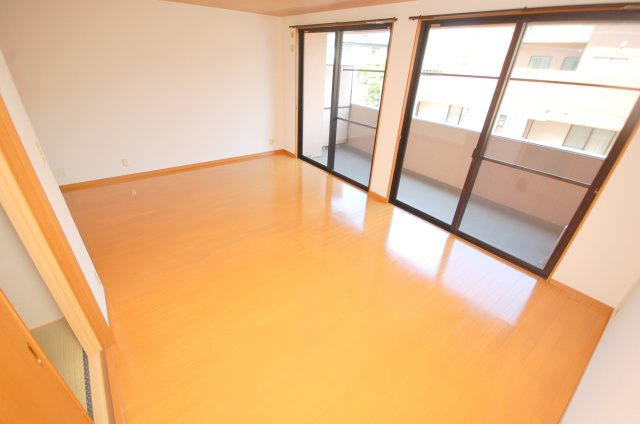 【居間・リビング】 | エクセルステージ・相田戸建（一部エクセルステージ駐車場） | 202号室（2LDK）窓が多く、明るく開放的