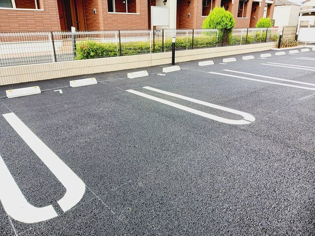 【賃貸アパート】ソレイユの駐車場|車をお持ちの方に嬉しい駐車場付きの物件です