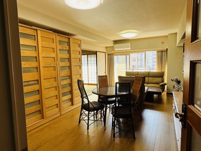 フジタ八王子マンションの居間・リビング|～17.3帖の明るいLDKで、家族団欒の時間をお過ごしいただけます～