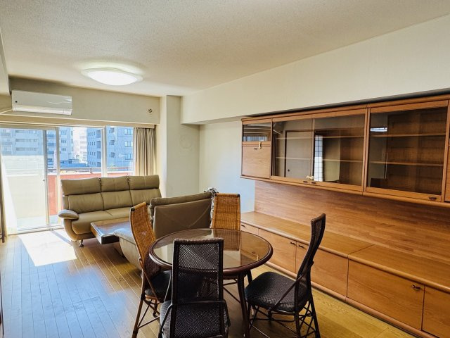 フジタ八王子マンションの居間・リビング|～17.3帖の明るいLDKで、家族団欒の時間をお過ごしいただけます～