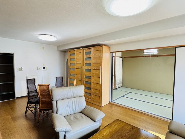 フジタ八王子マンションの内装|～17.3帖の明るいLDKで、家族団欒の時間をお過ごしいただけます～