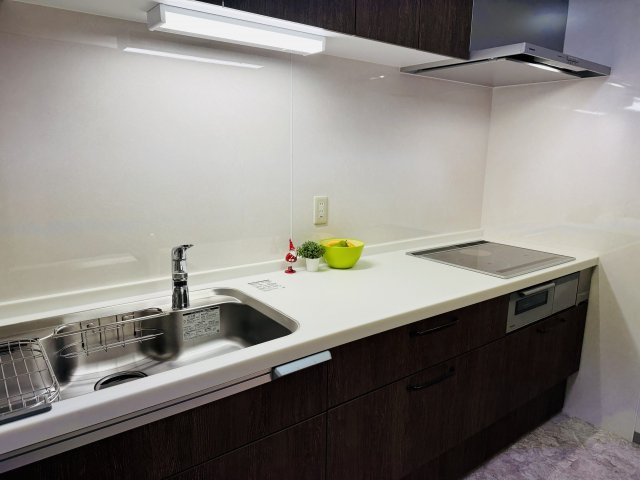 フジタ八王子マンションのキッチン|～３口コンロと広い調理台でお料理が捗ります～