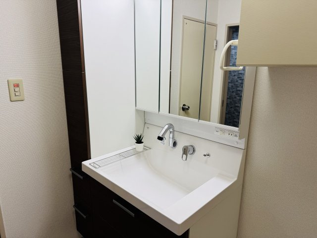 フジタ八王子マンションの独立洗面台|～３面鏡付きの独立洗面台　細々している物をスッキリ収納出来ます～