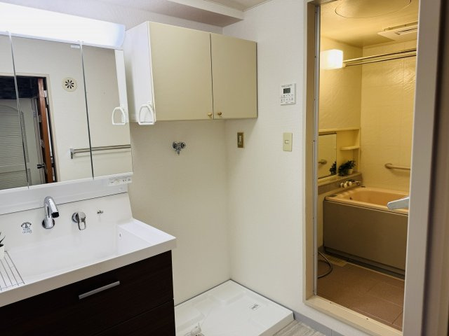 フジタ八王子マンションの脱衣所|～洗濯機上収納付きの脱衣所～