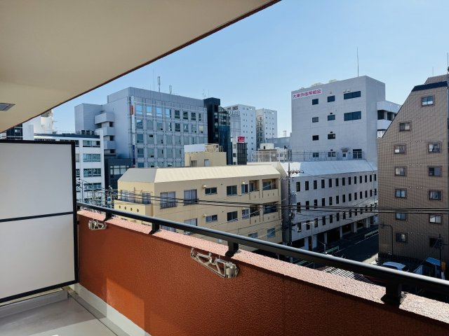 フジタ八王子マンションのバルコニー|～2ヶ所から出入り可能なバルコニー　陽当た良好、洗濯がよく乾きそうです～