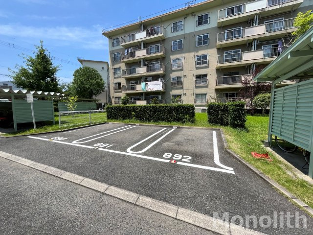 鶴山台50号棟の駐車場