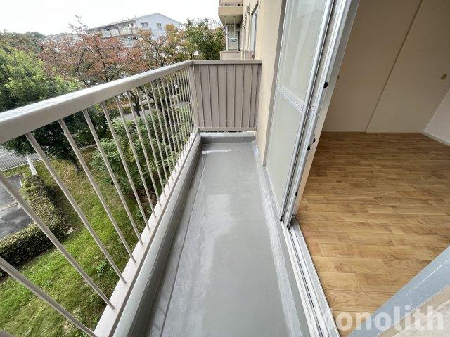 鶴山台50号棟のバルコニー