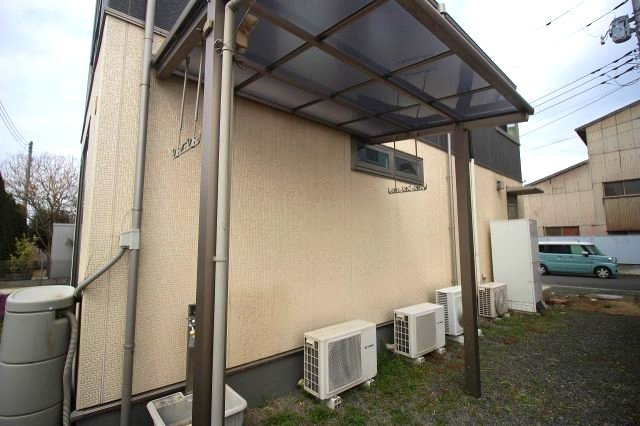 小山市出井のその他|屋根付きスペースは洗濯物干しや駐輪場として活躍！急な雨対策にもなり、家事や日常生活をしっかりサポートしてくれます。