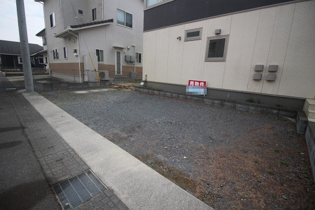 小山市出井の駐車場|駐車3台以上可能なゆとりのスペース！ご家族の複数台所有や来客時も安心。外構も整い、毎日の車の出し入れがしやすい配置です。