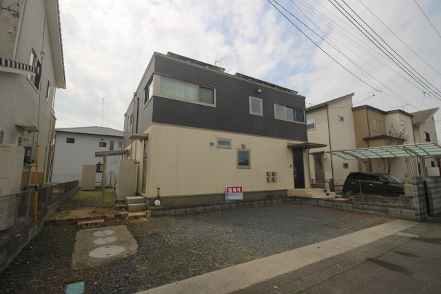 小山市出井の外観|ツートンカラーが映えるスタイリッシュな外観！リフォームによりきれいな状態で気持ちよく新生活を始められます。敷地にもゆとりがあり開放感のある住環境です。