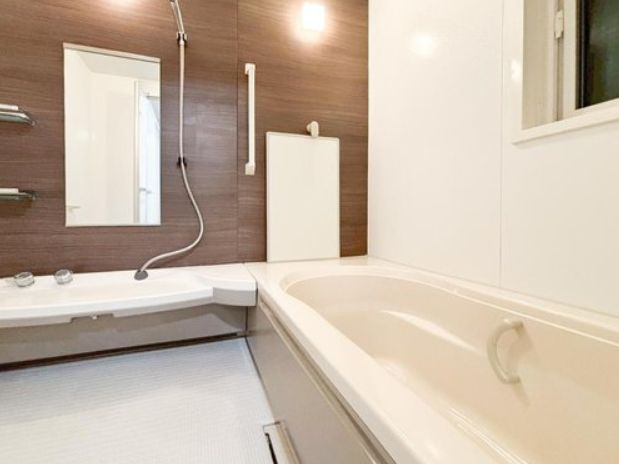 小山市出井の浴室|ゆったり入れる1坪サイズの浴室はリフォーム済みで快適！手すり付きで安心感があり、窓もあるため換気や採光にも配慮されています。
