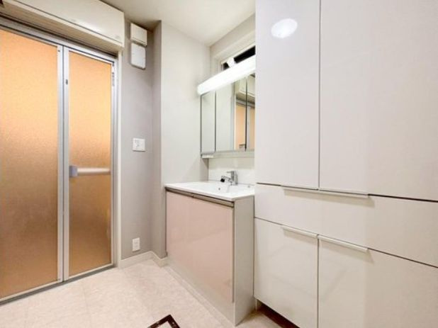 小山市出井の独立洗面台|収納豊富な洗面化粧台で身支度もスムーズ！リフォーム済みで清潔感があり、室内物干しスペースへ出入りしやすい家事動線も魅力です。