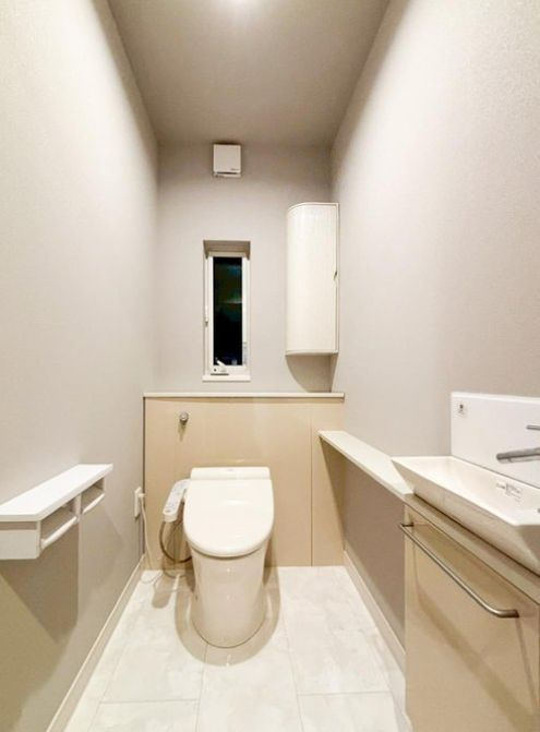 小山市出井のトイレ|手洗いカウンター付きの広々トイレはリフォーム済みで清潔感があります！収納棚もあり、使い勝手の良い空間に整えられています。