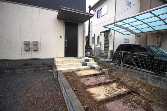 小山市出井の玄関|屋根付きの玄関ポーチは雨の日の出入りも安心！リフォームで整った玄関まわりは第一印象も良く、帰宅するたびに気持ちが明るくなります。
