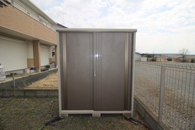 小山市出井のその他|屋外物置付きで収納力も充実！アウトドア用品や季節物の整理に便利で、室内をすっきり保てる嬉しい設備です。