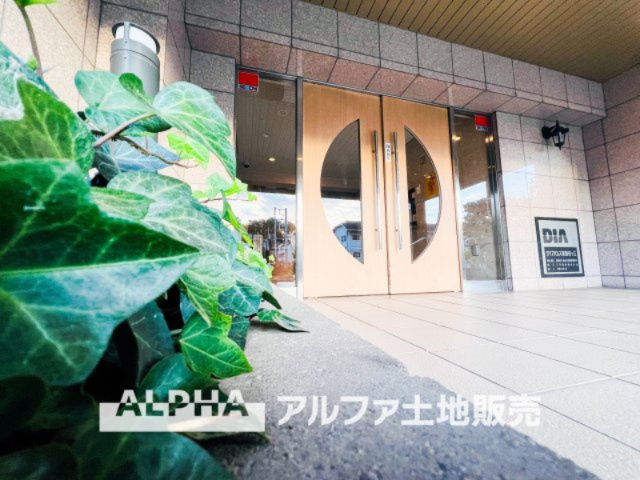 ダイアパレス聖蹟桜ヶ丘の外観|【Entrance】
◆エントランス◆重厚なドアーとロックらタイルのエントランスが住まう人を迎えてくれる。扉を開けると温もりと幸せと楽しさいっぱいの我が家に帰る事が出来る安心感。