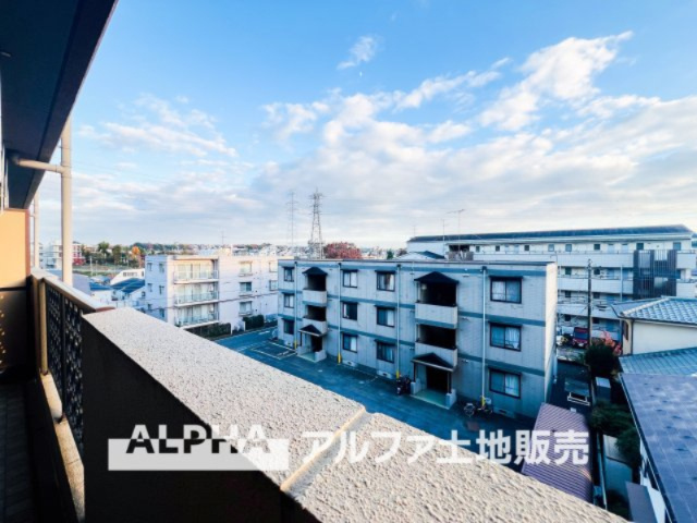 ダイアパレス聖蹟桜ヶ丘の展望|【Blue sky】
◆青空に包まれて◆ベランダから望む紺碧の空。外を眺め時を忘れるなんて、ひさしかたぶりだろうか。こんなにも広く美しい情景が我が家にも広がっているなんて。こんな時間を大切にしたい。