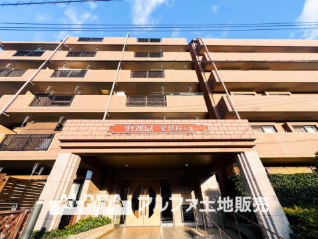 ダイアパレス聖蹟桜ヶ丘の外観|【Welcome】
◆ウェルカム◆帰路につき見上げればそこには「ダイアパレス聖蹟桜ヶ丘」のエントランス。意匠性高くさり気なく気品ですら感じられる。これが「ダイアパレス」のpride