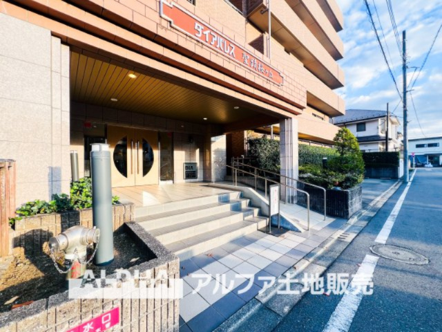 ダイアパレス聖蹟桜ヶ丘の外観|【Entrance】
◆エントランス◆管理の行き届いた綺麗なエントランスは、扉を開けると温もりと幸せと楽しさいっぱいの我が家に帰ってきたんだなと落ち着く瞬間。