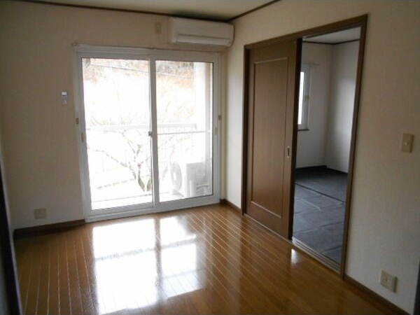 メゾンリリーフ長岡 C棟の洋室