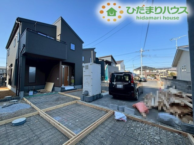 熊谷市万平町　第3　新築一戸建て　リーブルガーデン　01の前面道路含む現地写真|小さなお子様がいるご家族でも、お散歩や通学の際に安心して歩けるのが魅力です♪
視界が開けているので、お車の出し入れも安全に行えます！